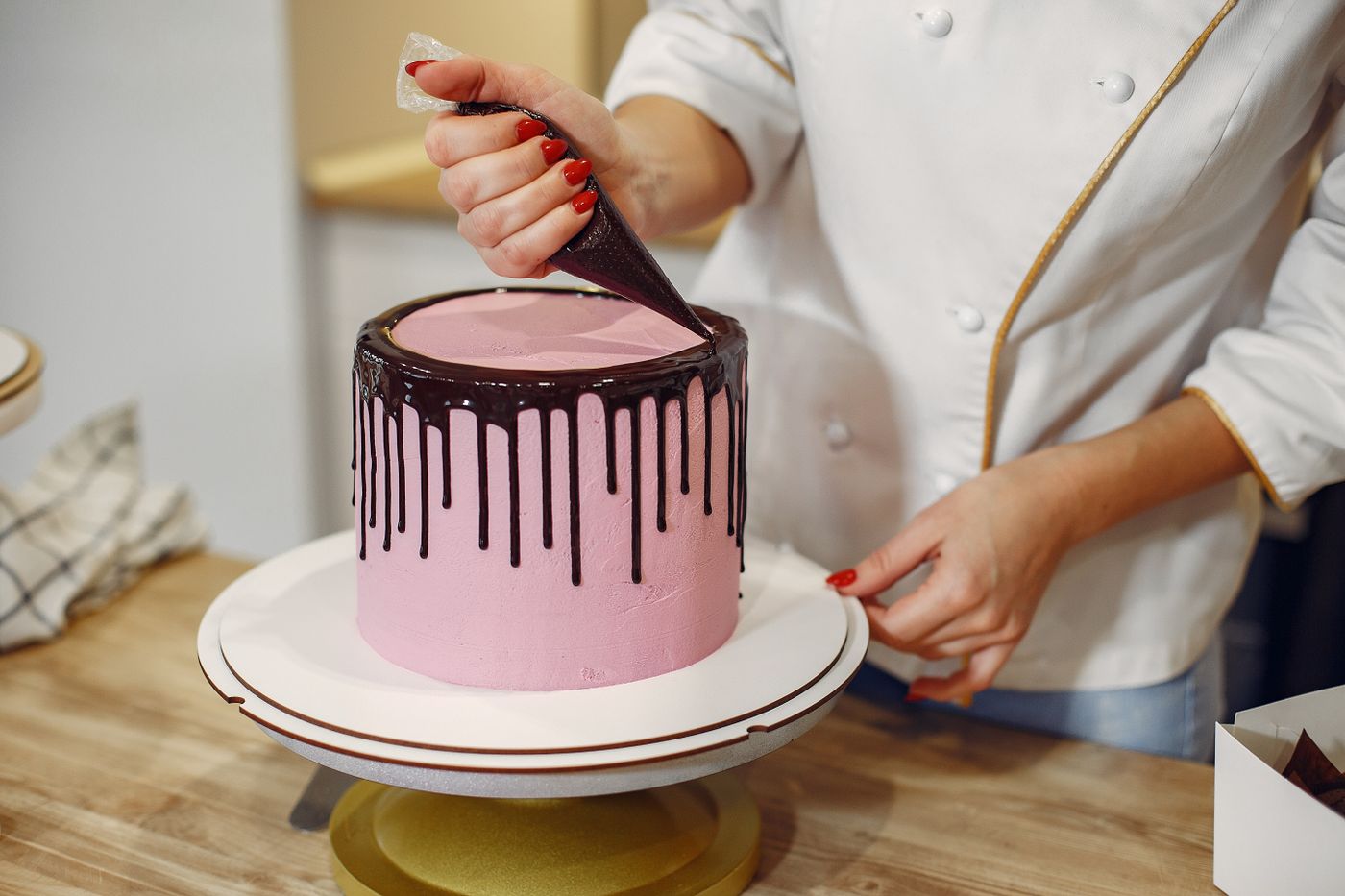 Konditorin verziert eine Torte