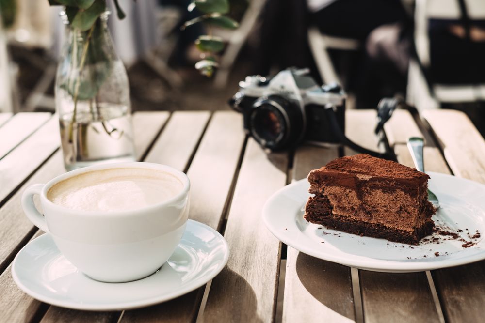 Kaffee mit Kuchen im Café
