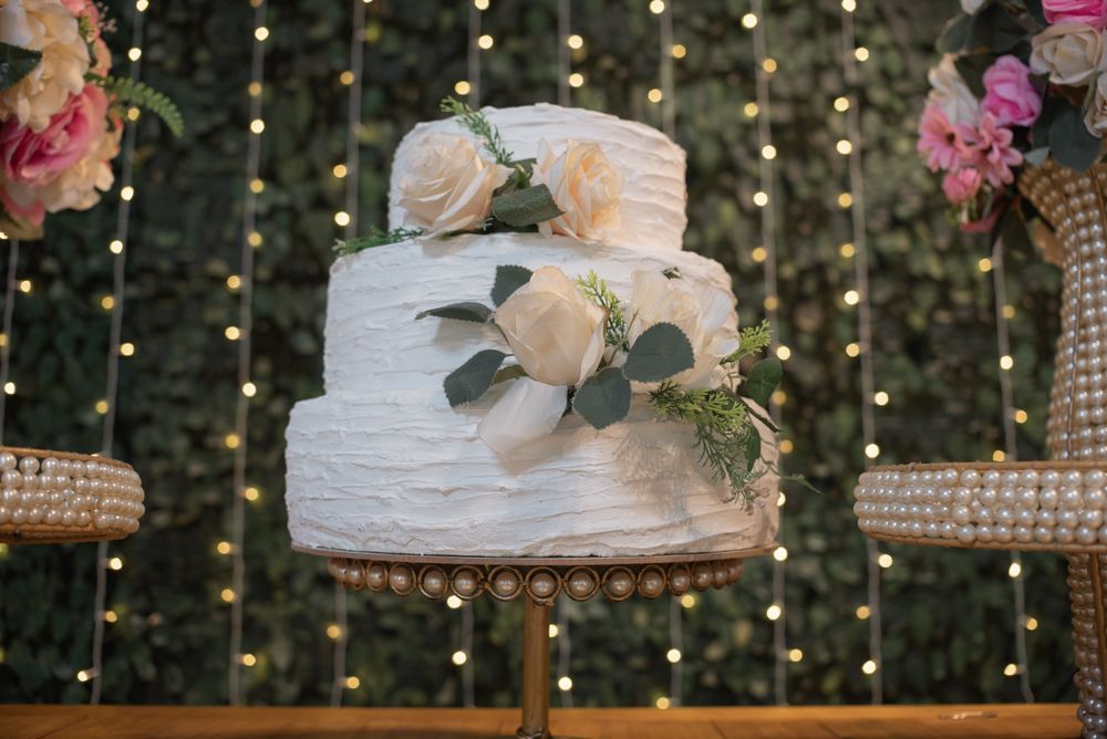 Elegante mehrstöckige Hochzeitstorte