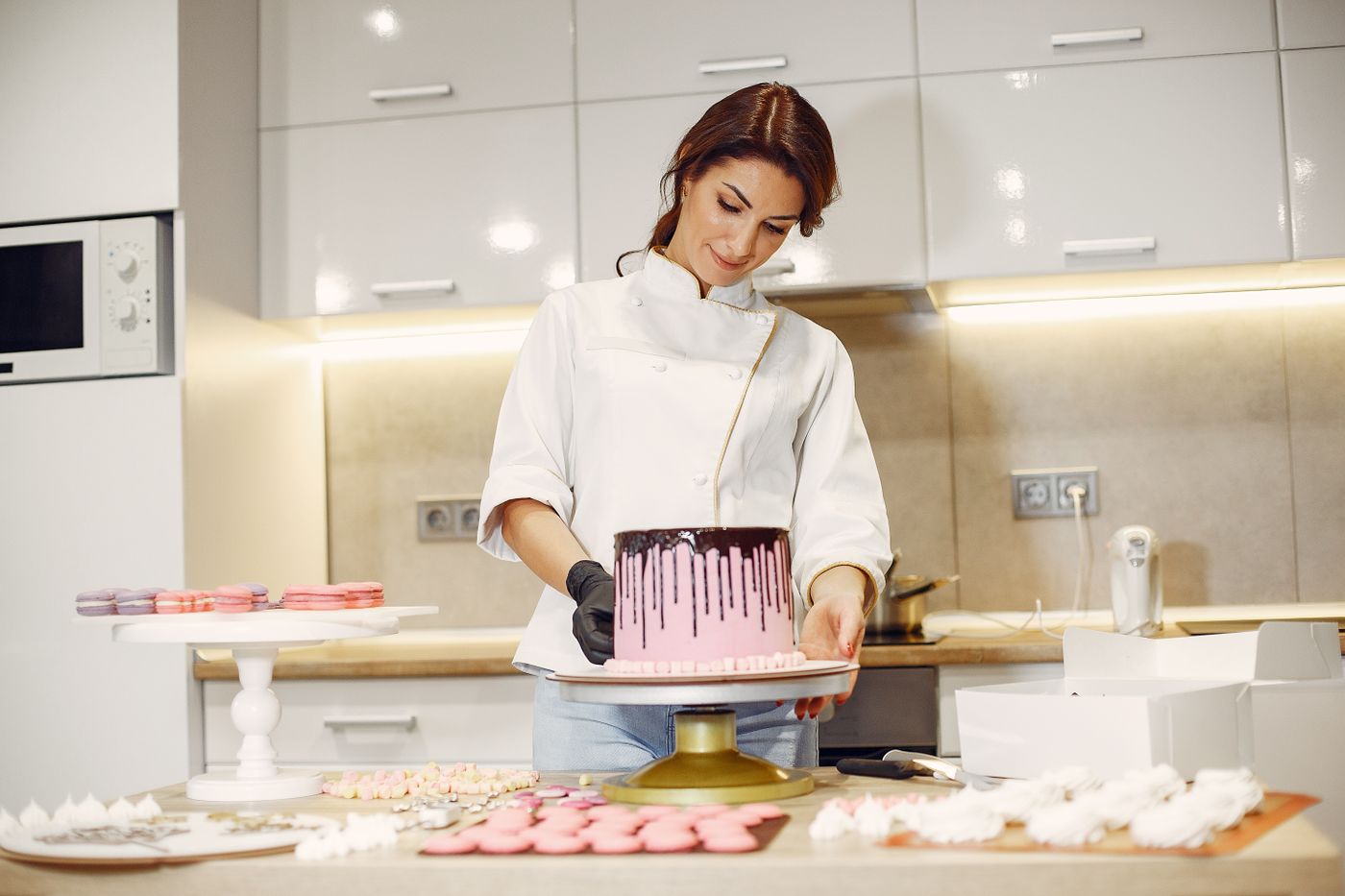 Konditorin gestaltet eine Torte